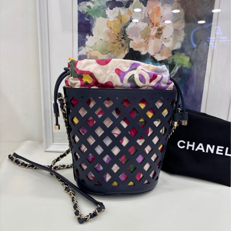 Chanel 香奈兒鏤空水桶包 金色搭配黑色 金屬質感穿孔牛皮 軟泥 金色金屬，金色 單肩手拿包 尺寸：15*12*23cm-2