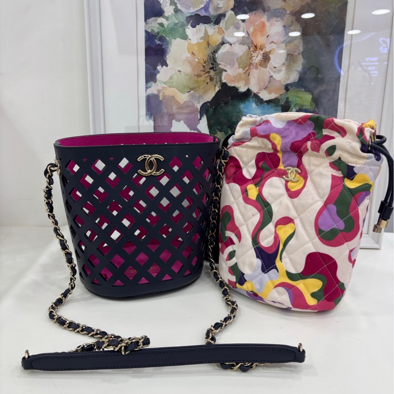 Chanel 香奈兒鏤空水桶包 金色搭配黑色 金屬質感穿孔牛皮 軟泥 金色金屬，金色 單肩手拿包 尺寸：15*12*23cm-3