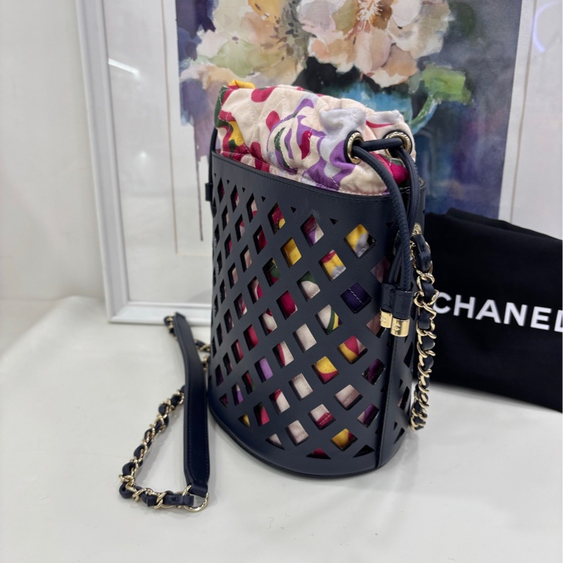Chanel 香奈兒鏤空水桶包 金色搭配黑色 金屬質感穿孔牛皮 軟泥 金色金屬，金色 單肩手拿包 尺寸：15*12*23cm-4