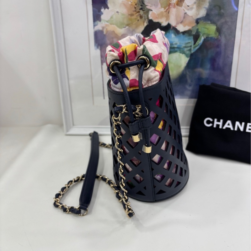 Chanel 香奈兒鏤空水桶包 金色搭配黑色 金屬質感穿孔牛皮 軟泥 金色金屬，金色 單肩手拿包 尺寸：15*12*23cm-5