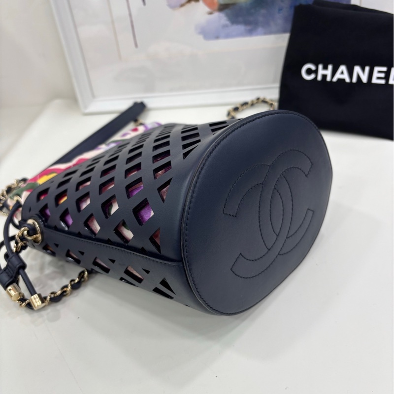 Chanel 香奈兒鏤空水桶包 金色搭配黑色 金屬質感穿孔牛皮 軟泥 金色金屬，金色 單肩手拿包 尺寸：15*12*23cm-6