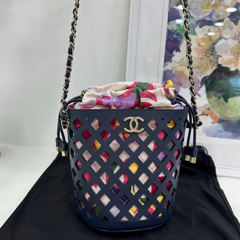 Chanel 香奈兒鏤空水桶包 金色搭配黑色 金屬質感穿孔牛皮 軟泥 金色金屬，金色 單肩手拿包 尺寸：15*12*23cm-7