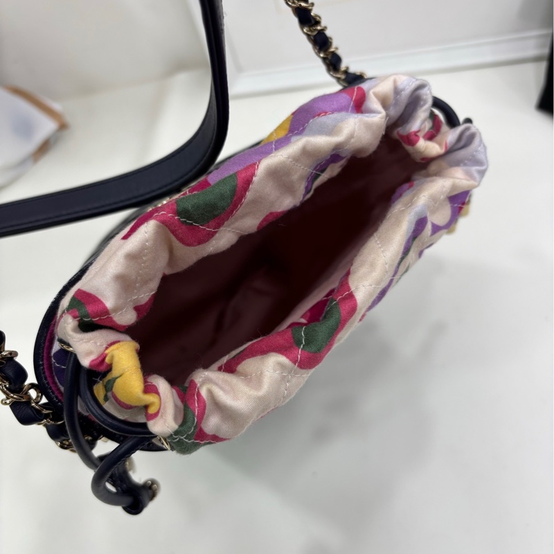 Chanel 香奈兒鏤空水桶包 金色搭配黑色 金屬質感穿孔牛皮 軟泥 金色金屬，金色 單肩手拿包 尺寸：15*12*23cm-8