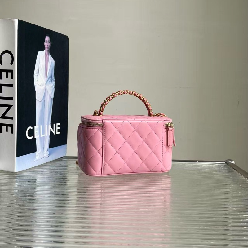 🔥新到： Chanel/香奈兒23A 金屬編織手柄長盒，粉色金扣羊皮底部雙 C Logo 內含鏡子，尺寸：16*8*9-2