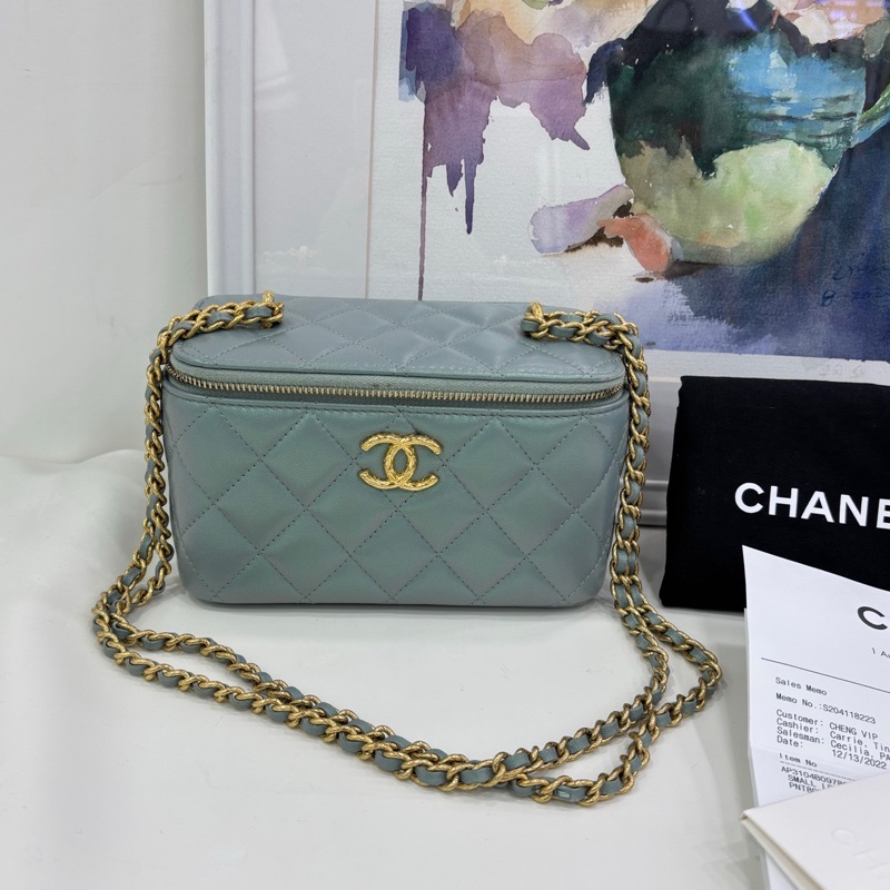 Chanel/香奈兒 珠光小羊皮化妝盒鏈條包 22年晶片 小票 官方叫淡灰色 實物偏藍-0