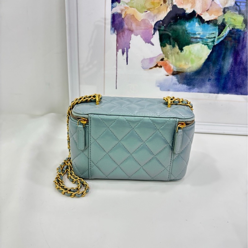 Chanel/香奈兒 珠光小羊皮化妝盒鏈條包 22年晶片 小票 官方叫淡灰色 實物偏藍-1