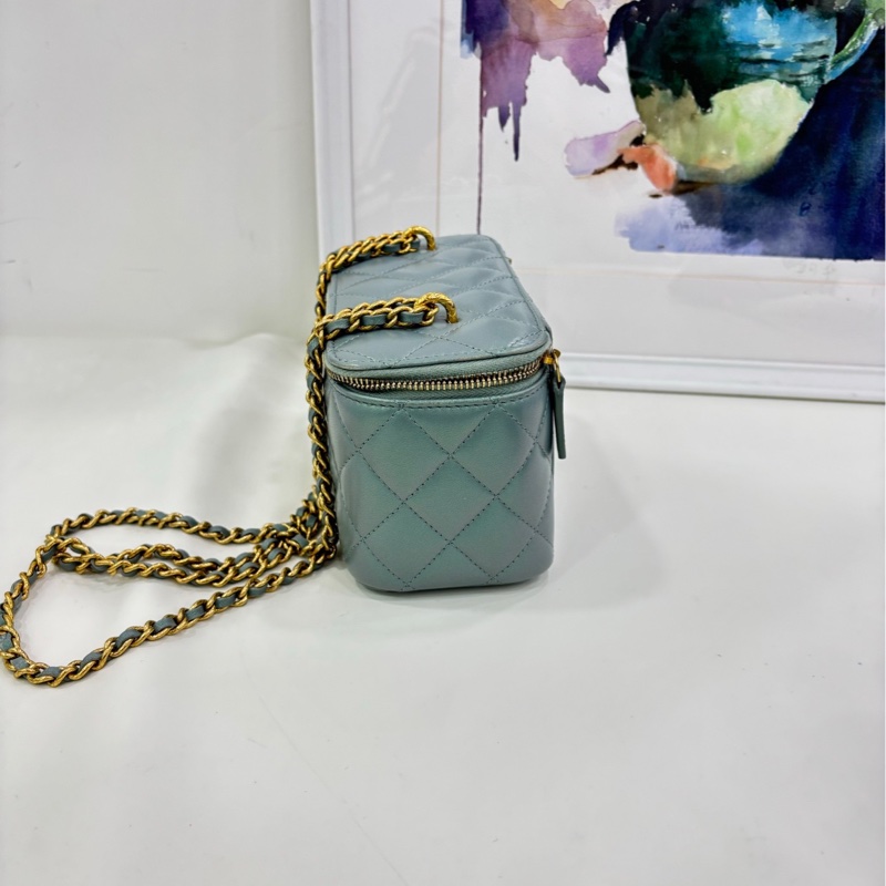 Chanel/香奈兒 珠光小羊皮化妝盒鏈條包 22年晶片 小票 官方叫淡灰色 實物偏藍-3