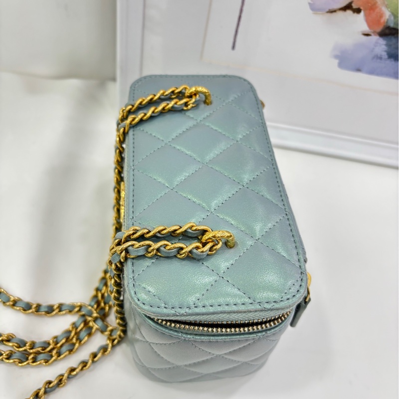 Chanel/香奈兒 珠光小羊皮化妝盒鏈條包 22年晶片 小票 官方叫淡灰色 實物偏藍-4