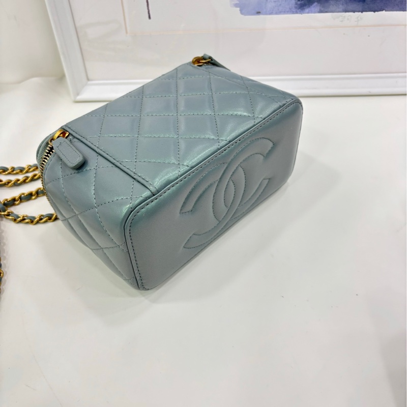 Chanel/香奈兒 珠光小羊皮化妝盒鏈條包 22年晶片 小票 官方叫淡灰色 實物偏藍-5