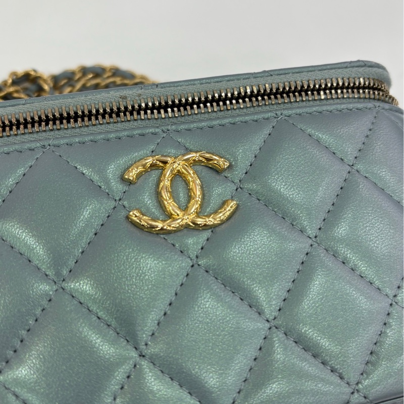Chanel/香奈兒 珠光小羊皮化妝盒鏈條包 22年晶片 小票 官方叫淡灰色 實物偏藍-7