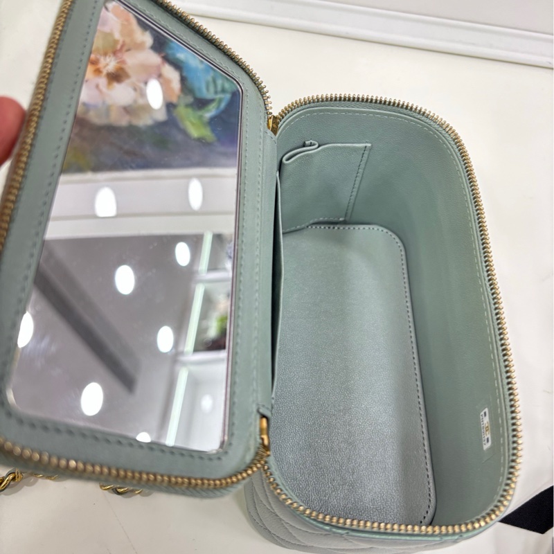 Chanel/香奈兒 珠光小羊皮化妝盒鏈條包 22年晶片 小票 官方叫淡灰色 實物偏藍-8