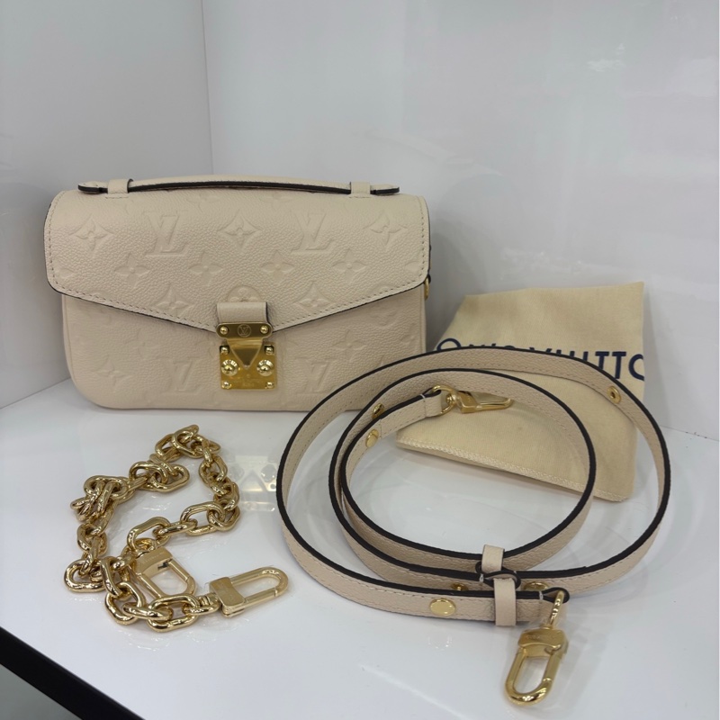 LV路易威登 Pochette mestis 小郵 差包,閒置未使用原膜都在 奶白色壓花牛皮,尺寸21.5*13.5*6cm-0