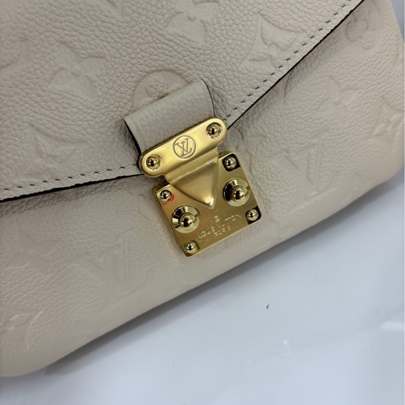 LV路易威登 Pochette mestis 小郵 差包,閒置未使用原膜都在 奶白色壓花牛皮,尺寸21.5*13.5*6cm-1
