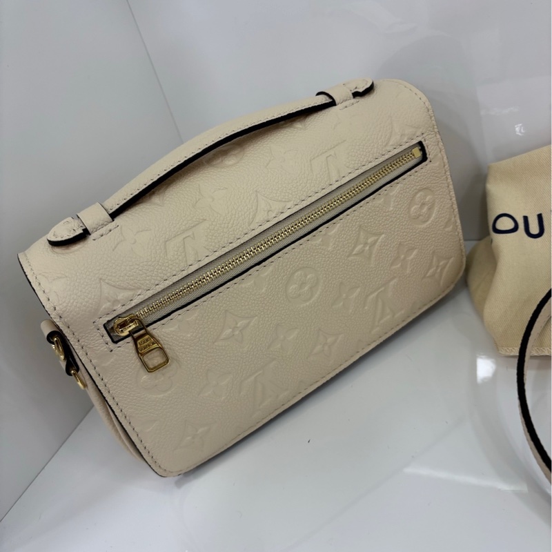 LV路易威登 Pochette mestis 小郵 差包,閒置未使用原膜都在 奶白色壓花牛皮,尺寸21.5*13.5*6cm-2
