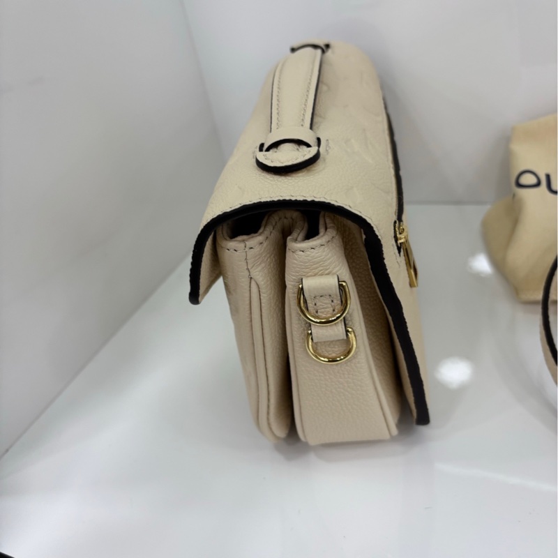 LV路易威登 Pochette mestis 小郵 差包,閒置未使用原膜都在 奶白色壓花牛皮,尺寸21.5*13.5*6cm-3