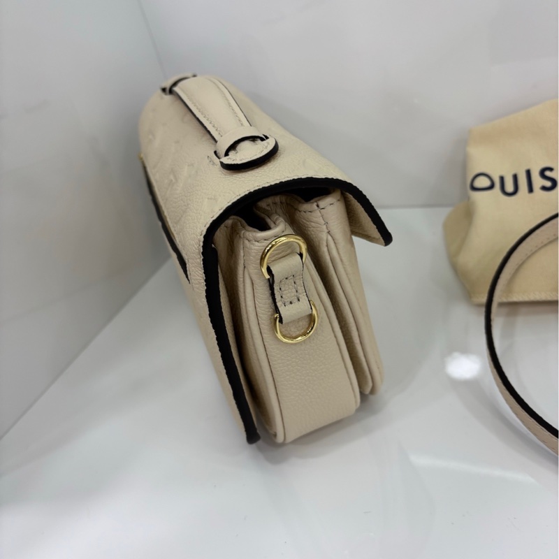 LV路易威登 Pochette mestis 小郵 差包,閒置未使用原膜都在 奶白色壓花牛皮,尺寸21.5*13.5*6cm-4