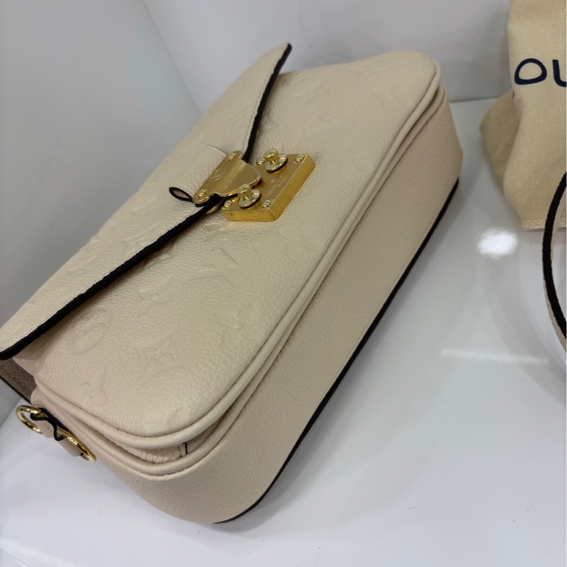 LV路易威登 Pochette mestis 小郵 差包,閒置未使用原膜都在 奶白色壓花牛皮,尺寸21.5*13.5*6cm-5