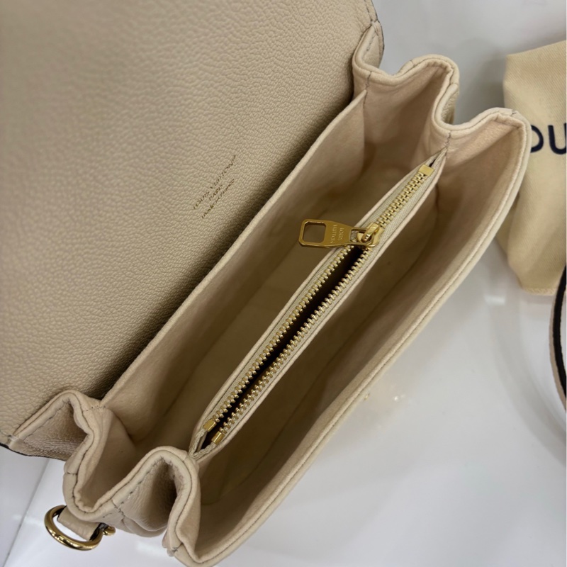 LV路易威登 Pochette mestis 小郵 差包,閒置未使用原膜都在 奶白色壓花牛皮,尺寸21.5*13.5*6cm-6