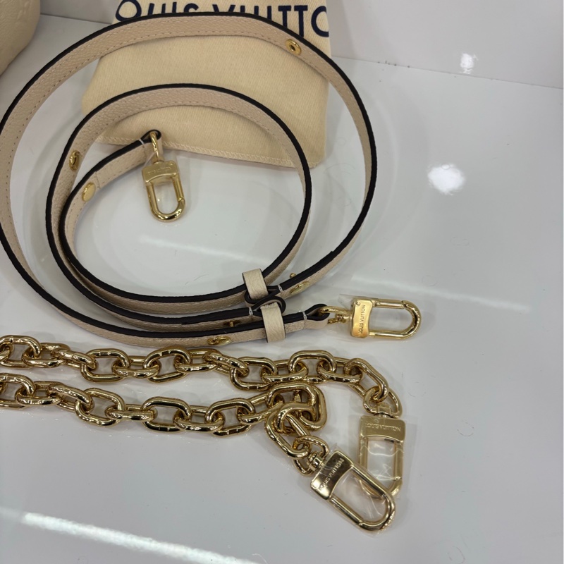 LV路易威登 Pochette mestis 小郵 差包,閒置未使用原膜都在 奶白色壓花牛皮,尺寸21.5*13.5*6cm-7