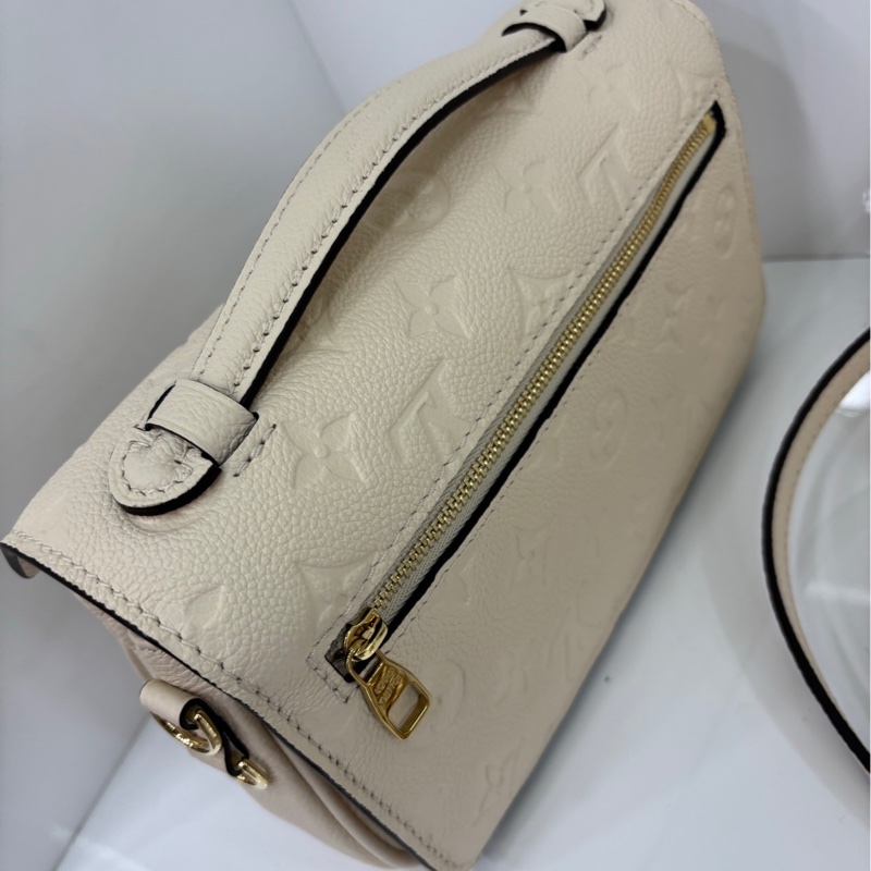 LV路易威登 Pochette mestis 小郵 差包,閒置未使用原膜都在 奶白色壓花牛皮,尺寸21.5*13.5*6cm-8