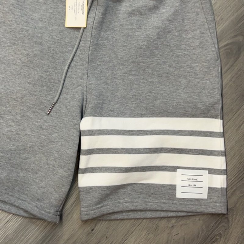 🔥 雙11全面開搶・全館折扣限時開啟!【THOM BROWNE-TB】 經典四條紋短褲 灰(下單前須先私訊)-1