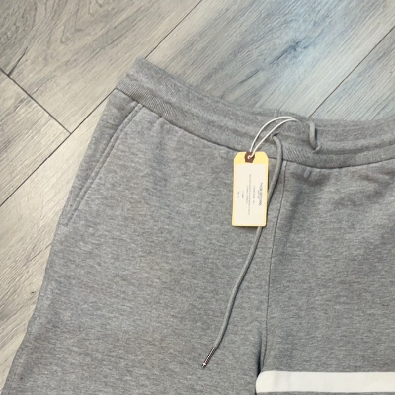 🔥 雙11全面開搶・全館折扣限時開啟!【THOM BROWNE-TB】 經典四條紋短褲 灰(下單前須先私訊)-4