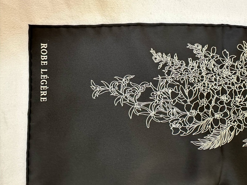 愛馬仕 Hermes 輕揚花衣 馬上花 絲巾 黑白-2