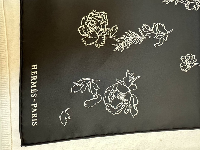 愛馬仕 Hermes 輕揚花衣 馬上花 絲巾 黑白-3