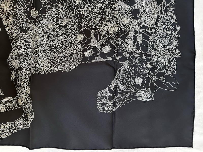 愛馬仕 Hermes 輕揚花衣 馬上花 絲巾 黑白-5