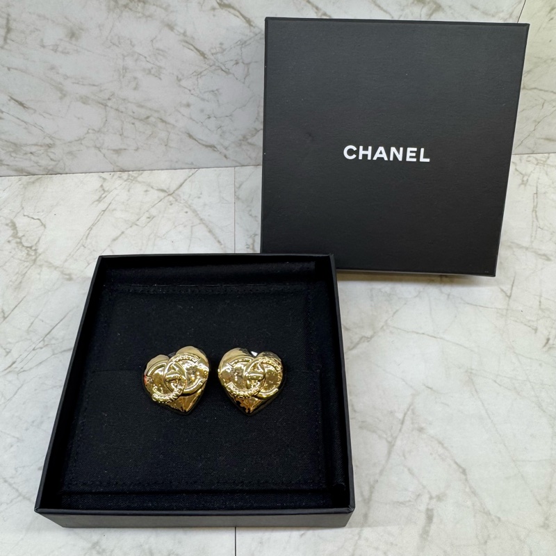 CHANEL淡金色大愛心書包釦耳環-0
