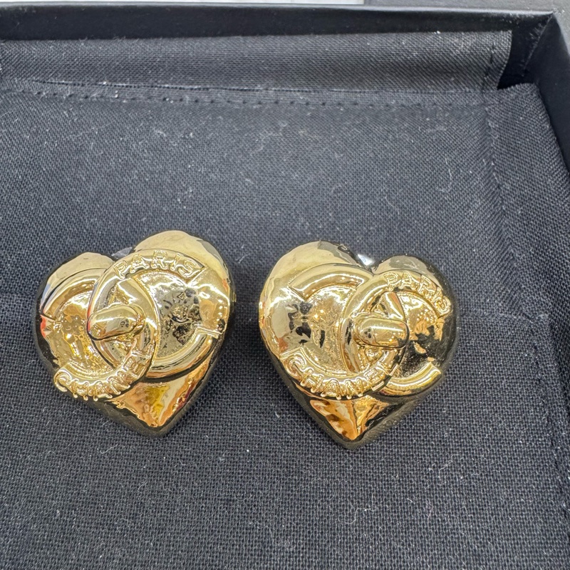 CHANEL淡金色大愛心書包釦耳環-1