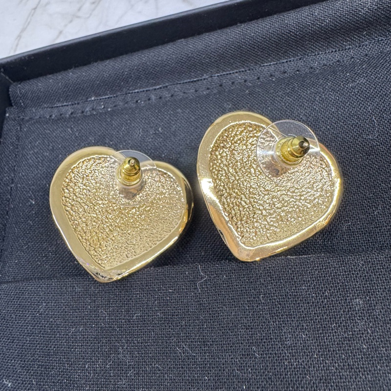CHANEL淡金色大愛心書包釦耳環-2