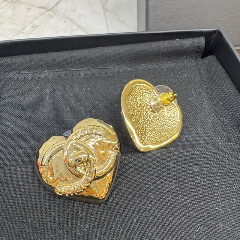 CHANEL淡金色大愛心書包釦耳環-5
