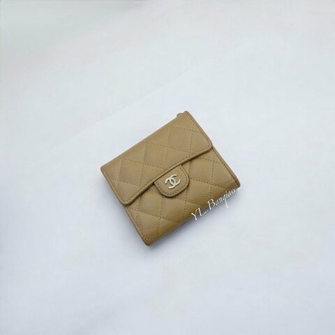CHANEL COCO奶茶色荔枝牛皮三折短夾AP0231