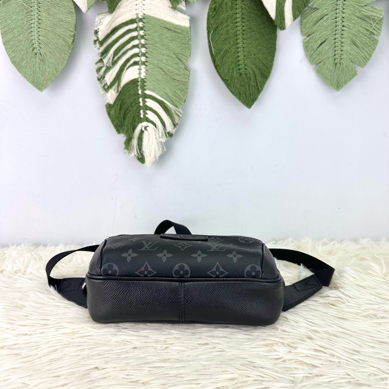 LV OURDOOR BUMBAG 黑色老花拼皮胸口包-5