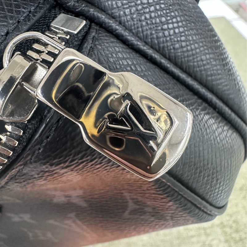 LV OURDOOR BUMBAG 黑色老花拼皮胸口包-11