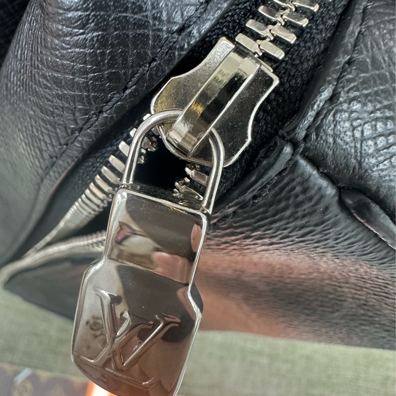 LV OURDOOR BUMBAG 黑色老花拼皮胸口包-12