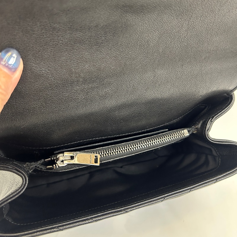 YSL 黑牛皮V型紋銀釦信封下蓋學院包-6