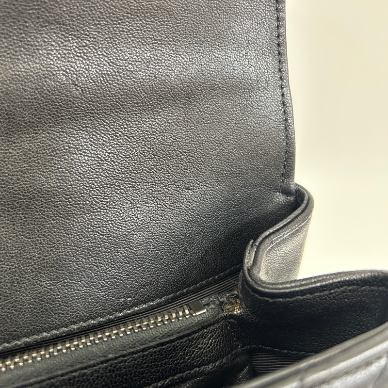 YSL 黑牛皮V型紋銀釦信封下蓋學院包-8