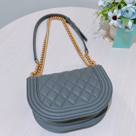 TK1852 CHANEL香奈兒灰色boy款22A BOY MESSENGER BAG CAVIAR GREY X GHW-7