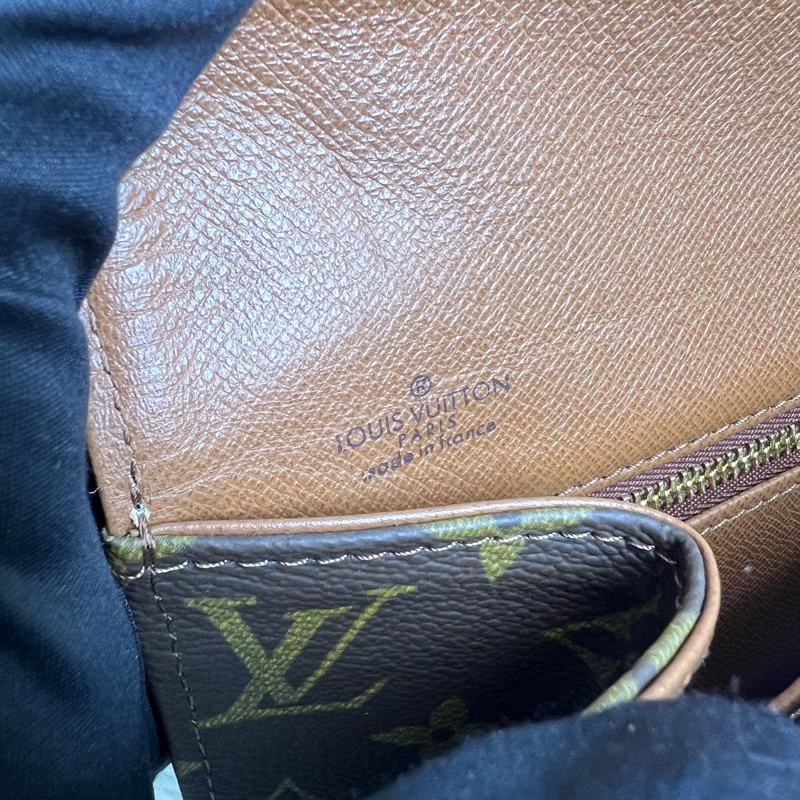 Louis Vuitton翻蓋手拿包-11