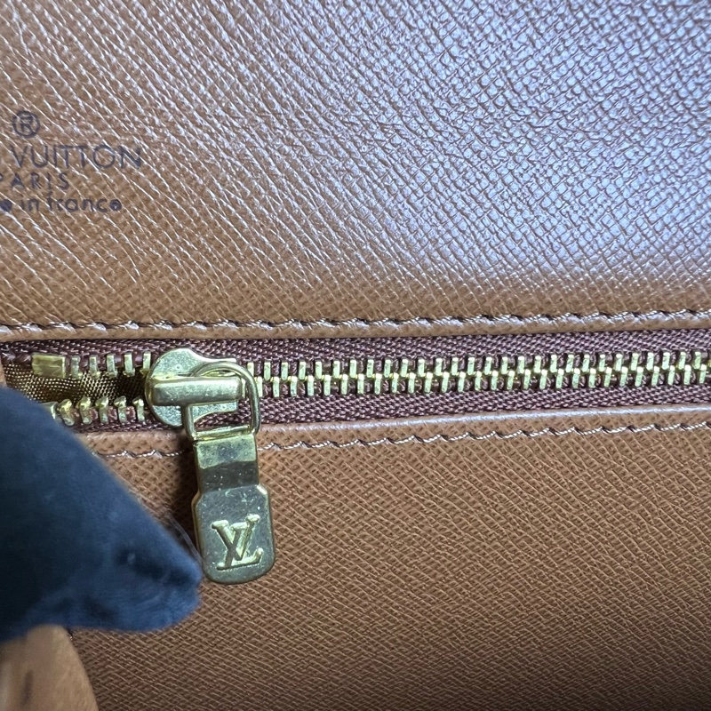 Louis Vuitton翻蓋手拿包-12