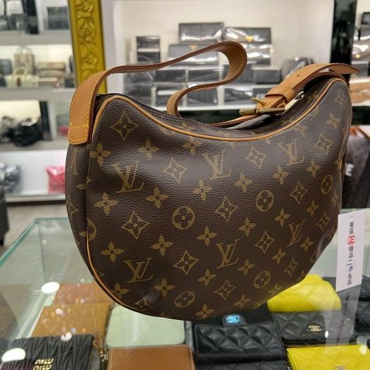 東區正精品㊣LV Croissant M51212 原花字紋金釦拉鍊圓弧手提包肩背包相思豆可頌包 中款 RZ5883-1