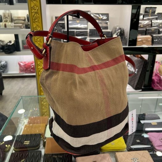 東區正精品㊣BURBERRY 3945742 經典格紋棉麻紅色皮革手提包斜背包水桶包 RZ5882-1