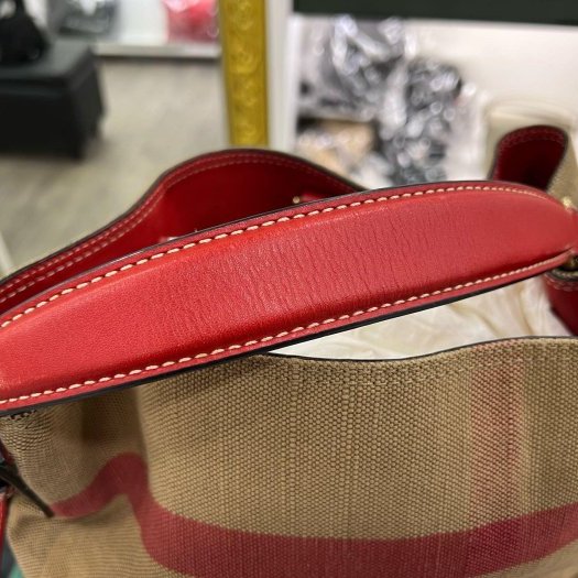 東區正精品㊣BURBERRY 3945742 經典格紋棉麻紅色皮革手提包斜背包水桶包 RZ5882-4