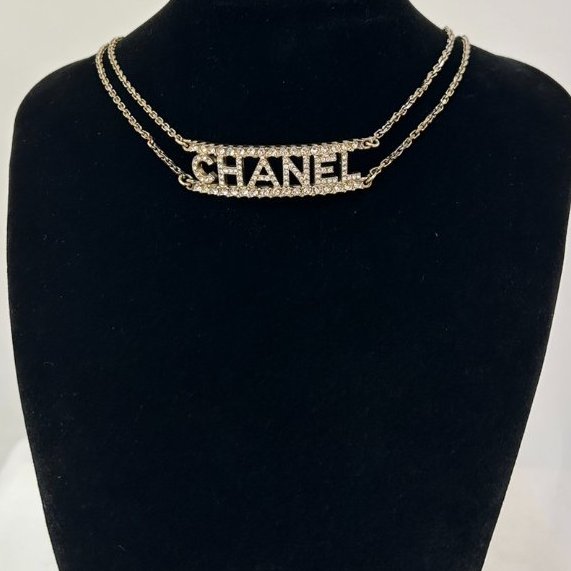 CHANEL金水鑽排字Logo 頸鍊-1