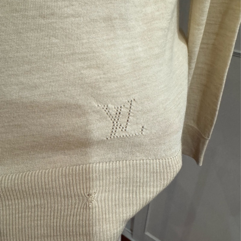 小瑕廉售!專櫃正品 LV 路易威登米色 領圍長袖毛衣 M-2