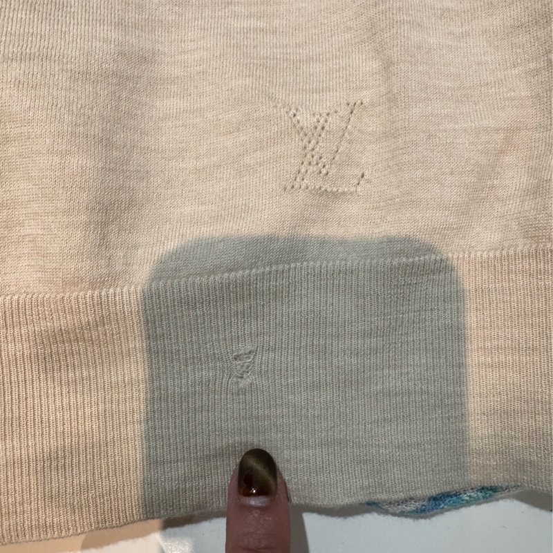 小瑕廉售!專櫃正品 LV 路易威登米色 領圍長袖毛衣 M-9