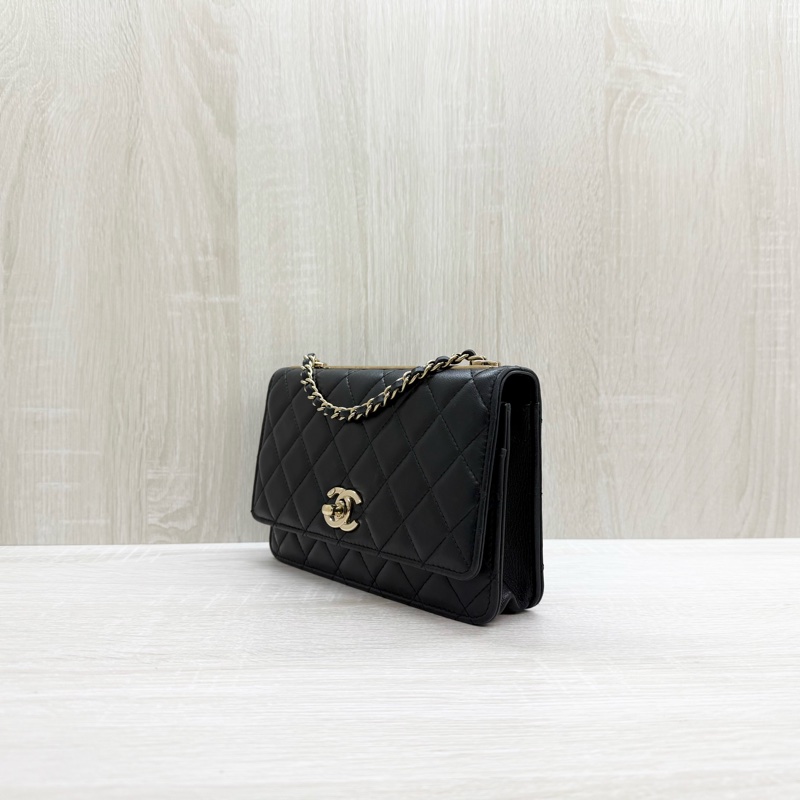 CHANEL黑羊皮淡金釦Trendy CC Woc下蓋小鏈包-2