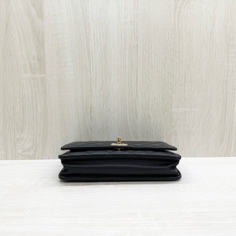 CHANEL黑羊皮淡金釦Trendy CC Woc下蓋小鏈包-5